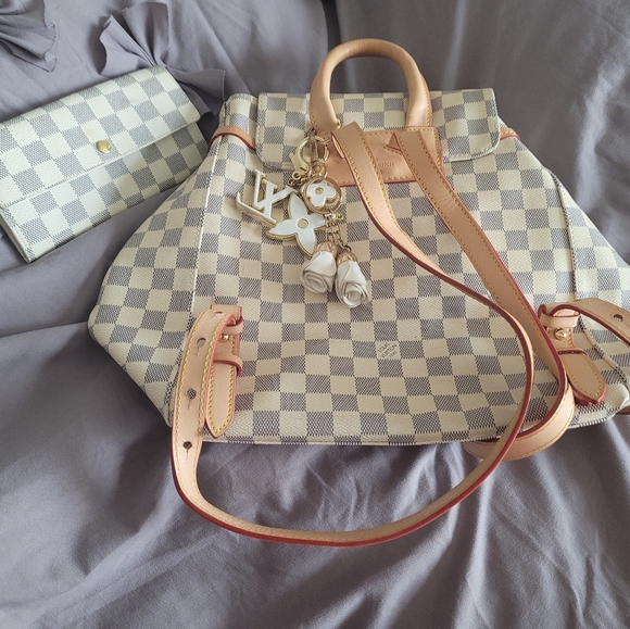 Woman's Purse - Picture 5 of 16